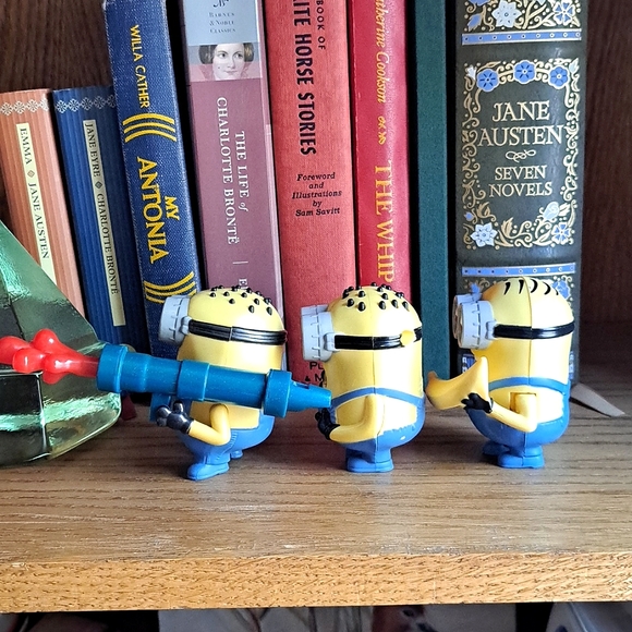 2013 Universal Studios Minion Figures McDonald's Toys Banana Minion Cake Topper - Picture 9 of 9